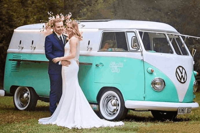 Newly wed couple posing for a photo with the Kombi Keg Mildura's mobile bar.